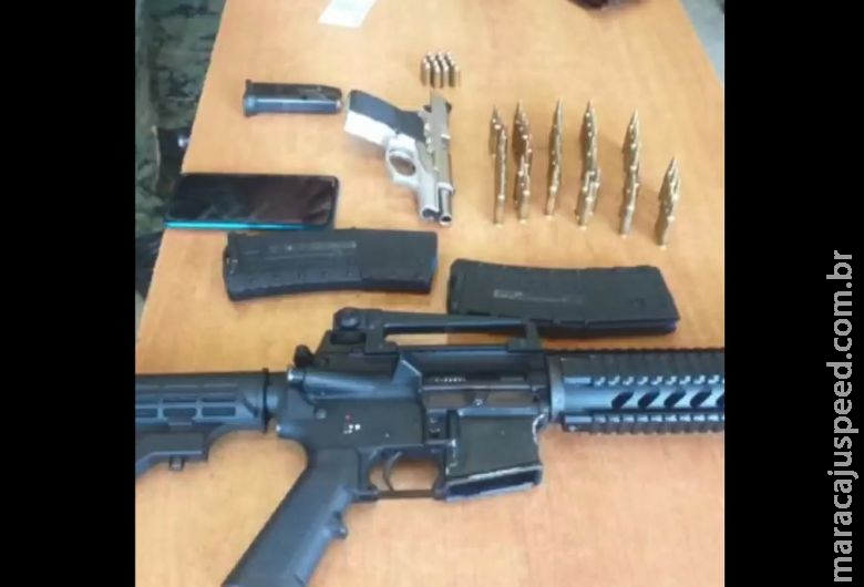 Homem é preso com armas de fogo e coletes em ônibus Homem é preso com armas de fogo e coletes em ônibus