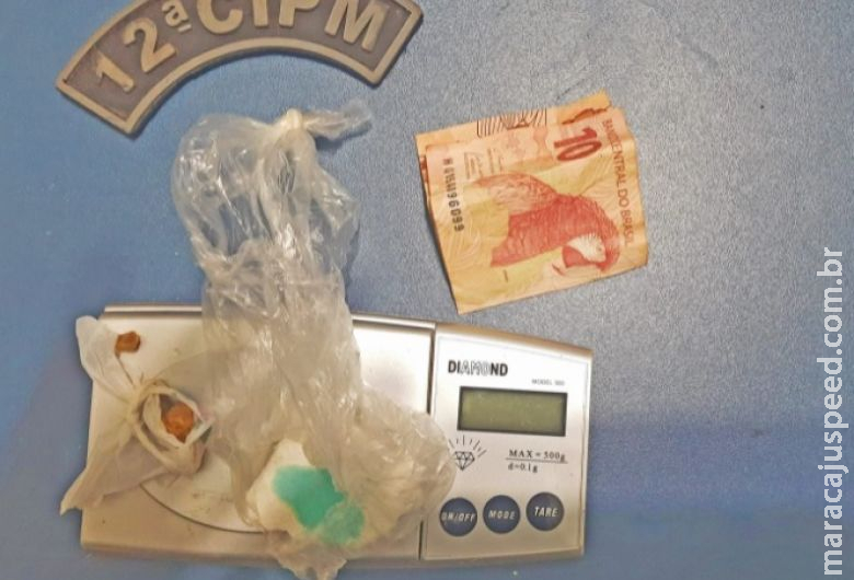 Homem é preso com cocaína e porção de pasta base durante abordagem Homem é preso com cocaína e porção de pasta base durante abordagem