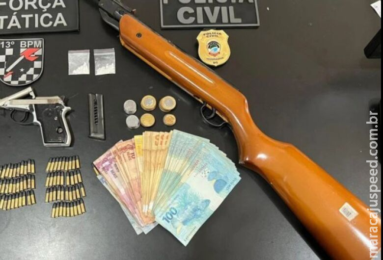 Homem é preso com espingarda, cocaína, dinheiro e munições Homem é preso com espingarda, cocaína, dinheiro e munições