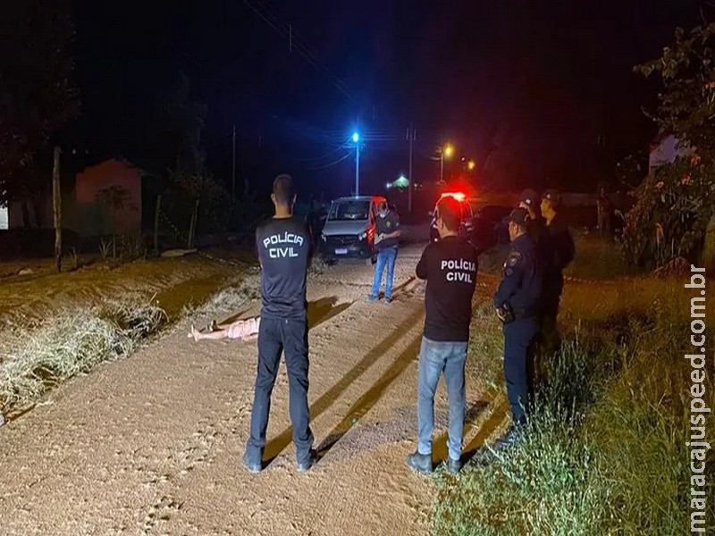 Homem é preso por matar um e esfaquear dois durante briga de bar Homem é preso por matar um e esfaquear dois durante briga de bar