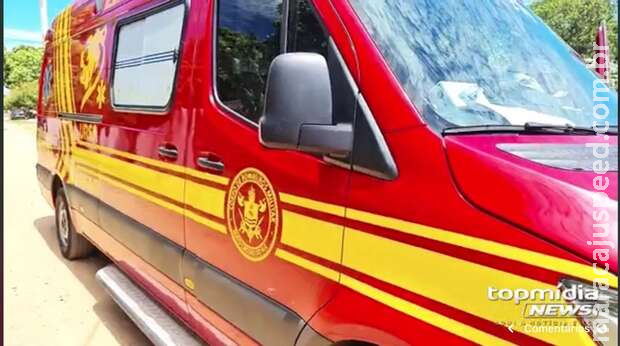 Idoso sobe para consertar caixa d Idoso sobe para consertar caixa d