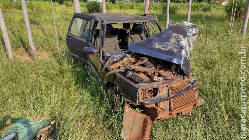 Idoso sofre grave acidente entre carro e caminhão