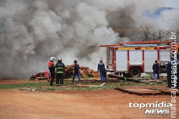 Incêndio atinge fábrica no Indubrasil Incêndio atinge fábrica no Indubrasil