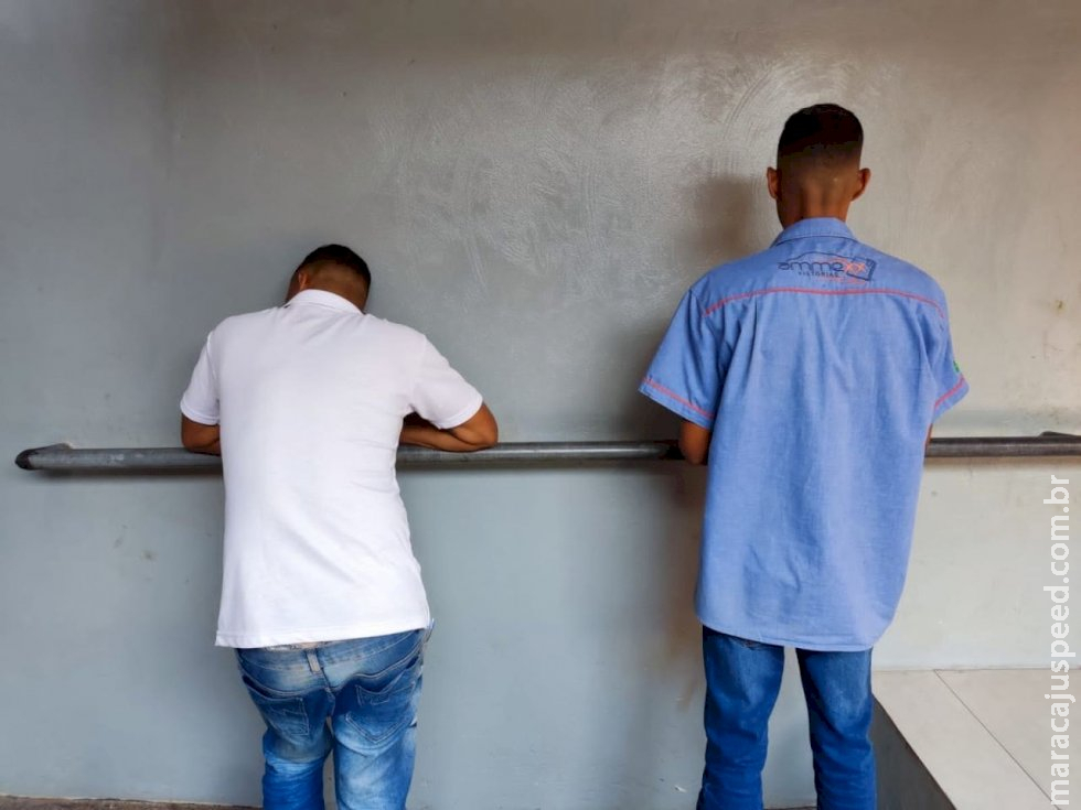 Irmãos são presos com veículo roubado e que seria levado com droga para São Paulo Irmãos são presos com veículo roubado e que seria levado com droga para São Paulo