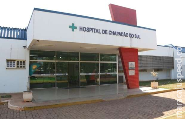 Jovem transtornado bate e ameaça funcionários de hospital e é contido pela PM Jovem transtornado bate e ameaça funcionários de hospital e é contido pela PM