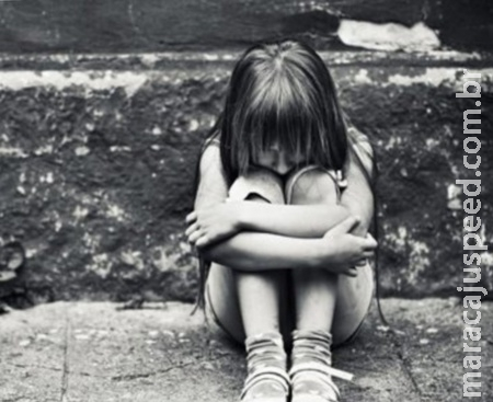 Mãe abandona filha de 4 anos que é resgatada aos prantos na rua pela PM Mãe abandona filha de 4 anos que é resgatada aos prantos na rua pela PM