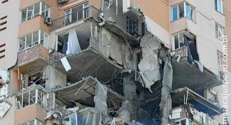 Míssil atinge prédio residencial em Kiev, capital da Ucrânia
