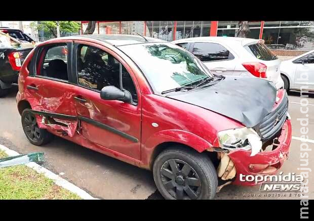 Motorista fura sinal, bate em dois carros na avenida Afonso Pena e foge Motorista fura sinal, bate em dois carros na avenida Afonso Pena e foge