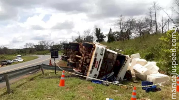 Motorista morre ao tombar carreta carregada com algodão na MS-306 Motorista morre ao tombar carreta carregada com algodão na MS-306