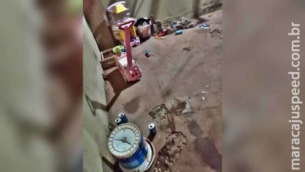 Mulher é presa após deixar a filha adolescente beber cerveja em Dourados Mulher é presa após deixar a filha adolescente beber cerveja em Dourados