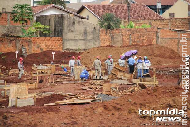 Mulher se joga em buraco em 