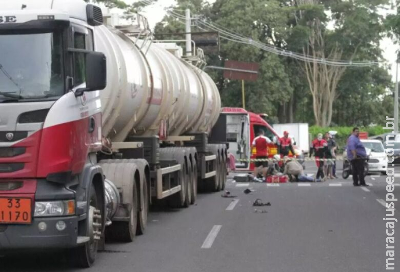 Na garupa de moto, mãe morre após filho bater em caminhão 