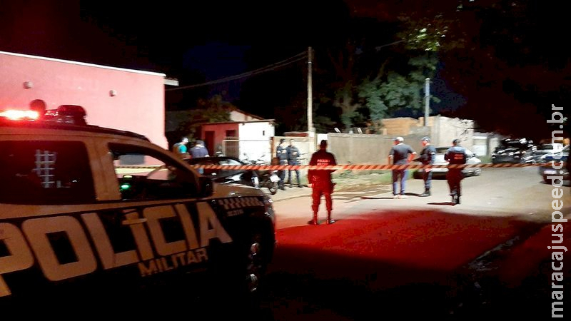 Pai é encontrado abraçado ao corpo de filho executado a tiros em MS Pai é encontrado abraçado ao corpo de filho executado a tiros em MS