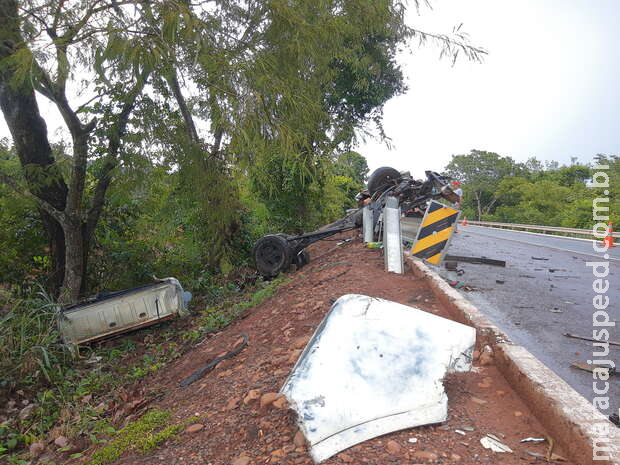 Passageira quebra o braço em grave acidente entre camionete e carreta na BR-262 Passageira quebra o braço em grave acidente entre camionete e carreta na BR-262