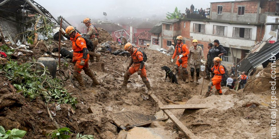 Petrópolis: moradores arrecadam roupas e alimentos para desabrigados Petrópolis: moradores arrecadam roupas e alimentos para desabrigados