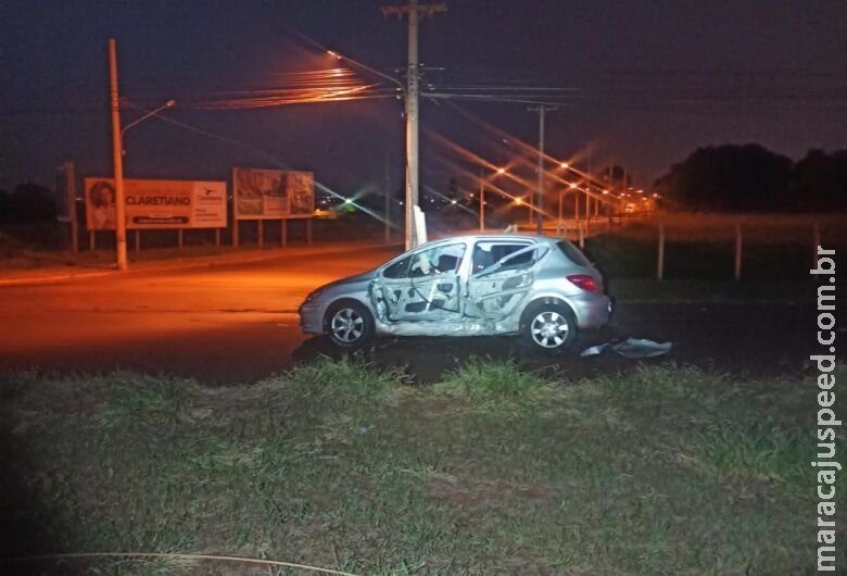 Placa de sinalização vai parar dentro de carro após colisão causada por motorista bêbado Placa de sinalização vai parar dentro de carro após colisão causada por motorista bêbado