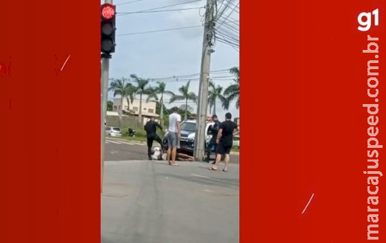 Policial militar é flagrado chutando homem durante abordagem em MS Policial militar é flagrado chutando homem durante abordagem em MS
