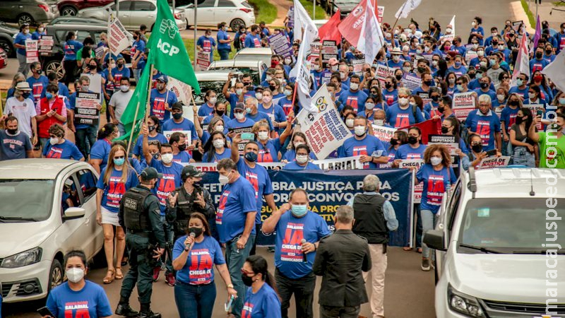 Professores protestam em carreata e aguardam reunião com o Estado