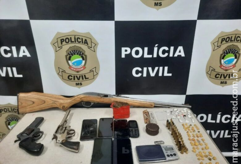 Suspeitos de roubo com restrição de liberdade são presos com armas e drogas