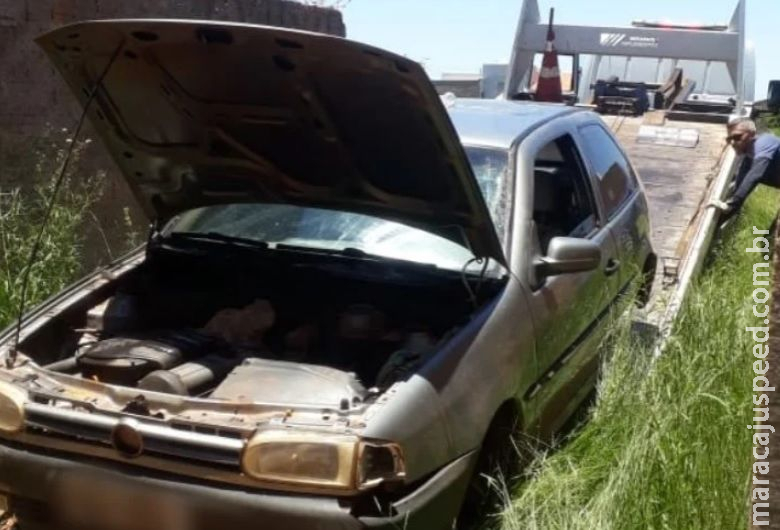 Veículo abandonado com registro de roubo/furto é recuperado pela polícia Veículo abandonado com registro de roubo/furto é recuperado pela polícia