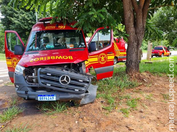 Viatura dos bombeiros fica destruída em batida na Avenida Lúdio Coelho