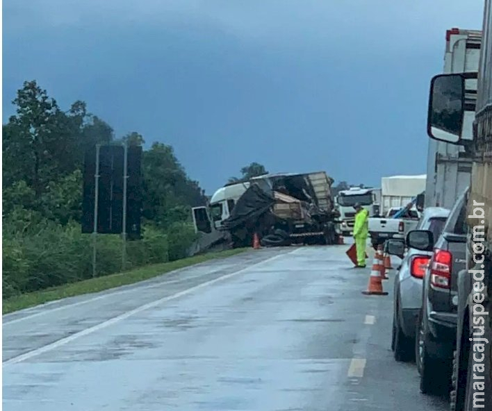 Acidente entre quatro veículos deixa congestionamento de 8 quilômetros na BR-163