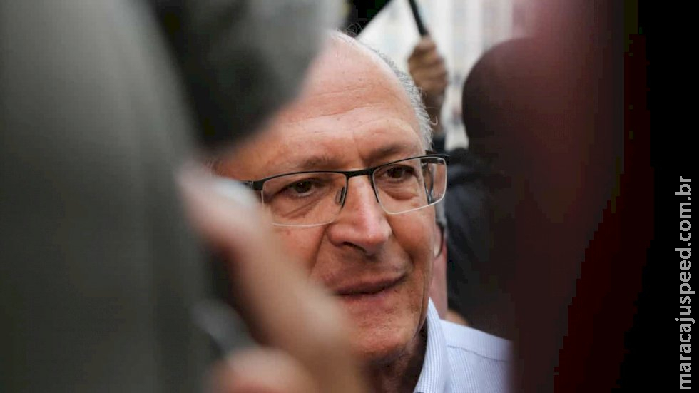 Alckmin chama Lula de presidente e diz que petista representa própria democracia 