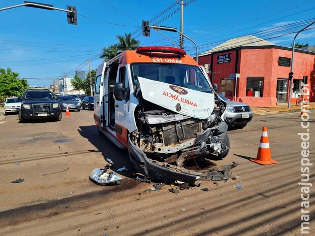 Ambulância do SAMU fica destruída após colidir com caminhonete no centro de Campo Grande Ambulância do SAMU fica destruída após colidir com caminhonete no centro de Campo Grande