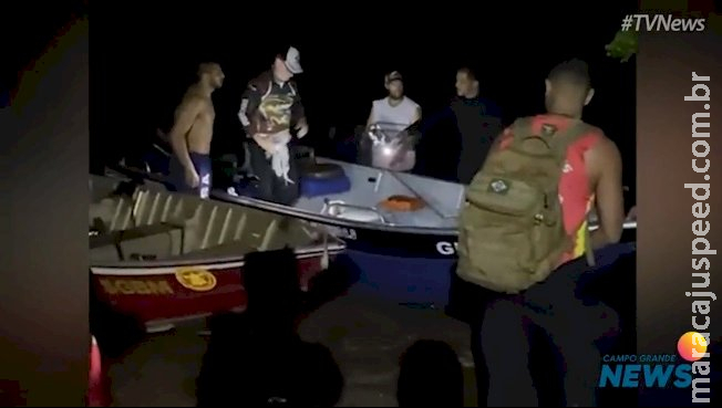 Após temporal, barco vira e três turistas são resgatados no Rio Paraná