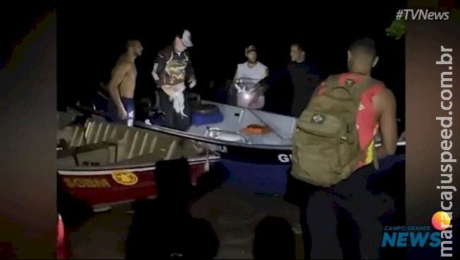 Após temporal, barco vira e três turistas são resgatados no Rio Paraná Após temporal, barco vira e três turistas são resgatados no Rio Paraná