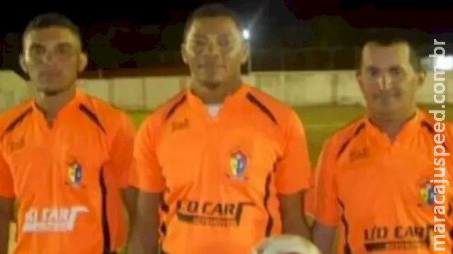 Árbitro de futebol é atingido por raio e morre durante jogo Árbitro de futebol é atingido por raio e morre durante jogo