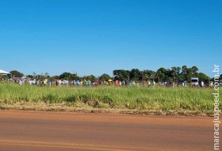 Assentados já começam a fazer fila para evento com Bolsonaro Assentados já começam a fazer fila para evento com Bolsonaro