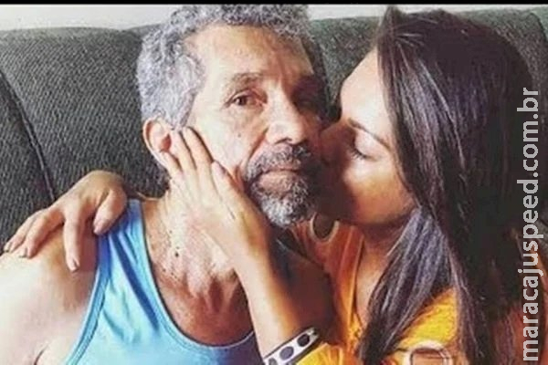 Banda Calcinha Preta promete pensão vitalícia para pai de cantora morta 