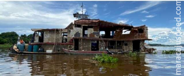 Barco é rebocado do Rio Paraguai 137 dias depois de naufragar matando 7 pessoas 