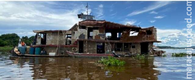 Barco é rebocado do Rio Paraguai 137 dias depois de naufragar matando 7 pessoas Barco é rebocado do Rio Paraguai 137 dias depois de naufragar matando 7 pessoas