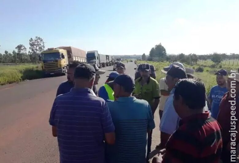 Bloqueios de caminhoneiros contra alta do diesel chegam à fronteira Bloqueios de caminhoneiros contra alta do diesel chegam à fronteira