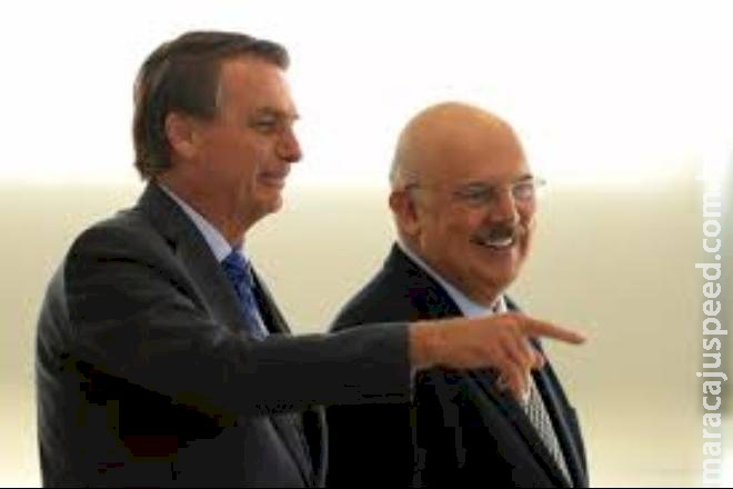 Bolsonaro diz que "bota a cara no fogo" por Milton Ribeiro, em meio a crise no MEC 
