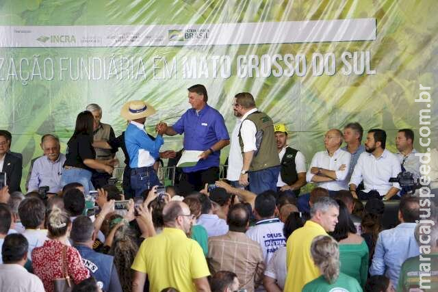 Bolsonaro entrega 2.600 títulos de terras em MS Bolsonaro entrega 2.600 títulos de terras em MS