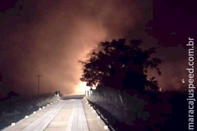 Bombeiros combatem fogo que se alastra por regiões do Pantanal e ameaça ponte Bombeiros combatem fogo que se alastra por regiões do Pantanal e ameaça ponte