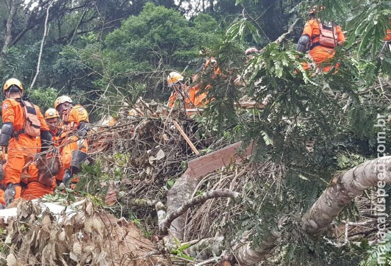 Buscas em Petrópolis continuam para localizar vítimas do temporal Buscas em Petrópolis continuam para localizar vítimas do temporal