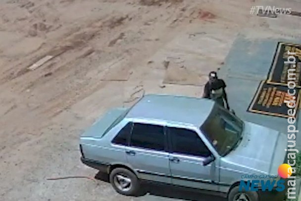 Câmera flagra foragido por estupro furtando carro em estacionamento Câmera flagra foragido por estupro furtando carro em estacionamento