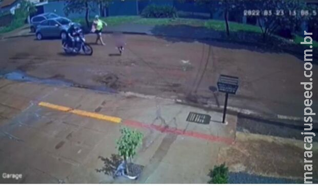 Câmeras flagram criança sendo atropelada por motociclista em Dourados Câmeras flagram criança sendo atropelada por motociclista em Dourados