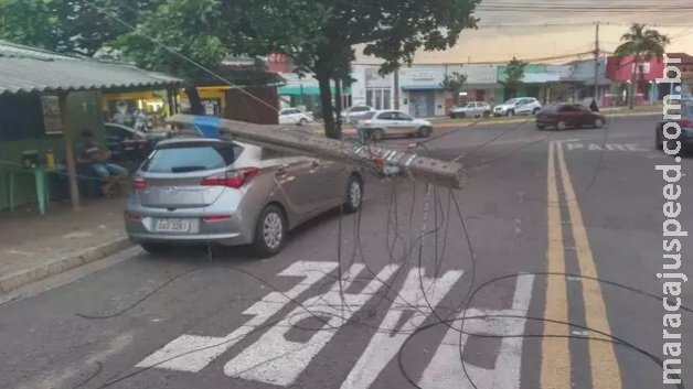 Caminhão arrebenta fios e derruba poste em cima de carro