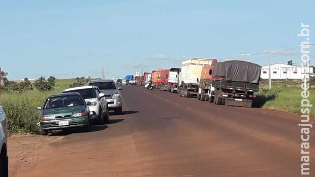 Caminhoneiros fecham estradas do Paraguai contra aumento no preço do combustível Caminhoneiros fecham estradas do Paraguai contra aumento no preço do combustível