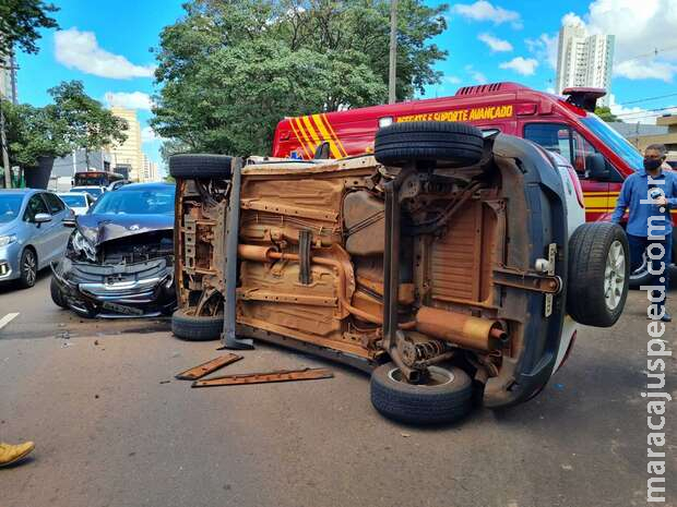 Carro capota em batida na Avenida Afonso Pena Carro capota em batida na Avenida Afonso Pena