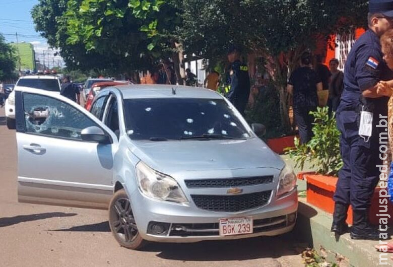 Carro é alvejado na fronteira e duas pessoas morrem Carro é alvejado na fronteira e duas pessoas morrem