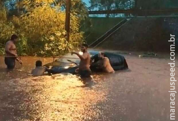 Chuva e ventos fortes estouram lojas e levam destruição a Dourados Chuva e ventos fortes estouram lojas e levam destruição a Dourados