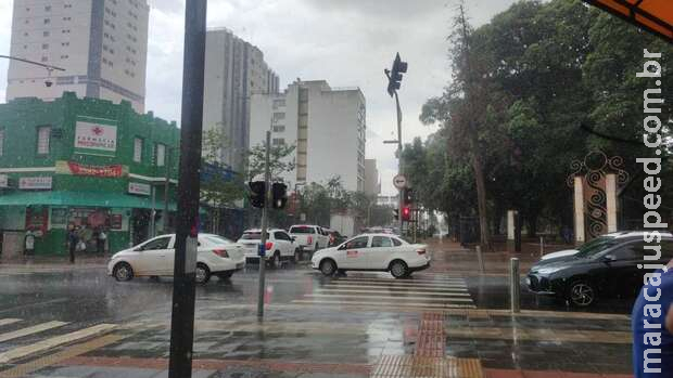 Chuva forte com até granizo derruba temperaturas em Campo Grande Chuva forte com até granizo derruba temperaturas em Campo Grande