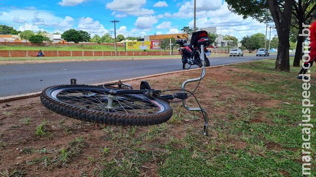 Ciclista entra na frente de carro e causa acidente grave na Guaicurus