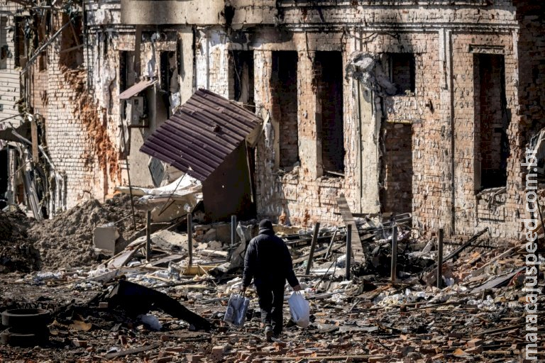 Cidade ucraniana de Chernihiv é bombardeada toda a noite apesar das promessas russas